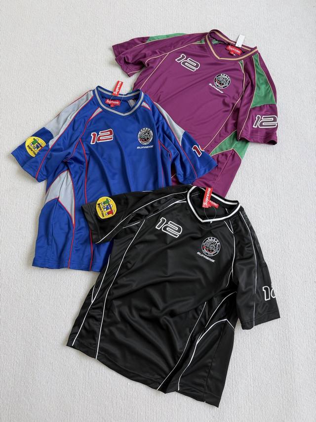 170 Supreme Week11 piping Soccer Jersey 刺绣补丁短袖足球衣 男女同款 经典足球球衣版型：采用V领+短袖的传统球衣剪裁，搭
