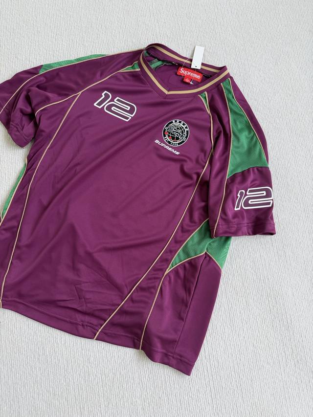 170 Supreme Week11 piping Soccer Jersey 刺绣补丁短袖足球衣 男女同款 经典足球球衣版型：采用V领+短袖的传统球衣剪裁，搭