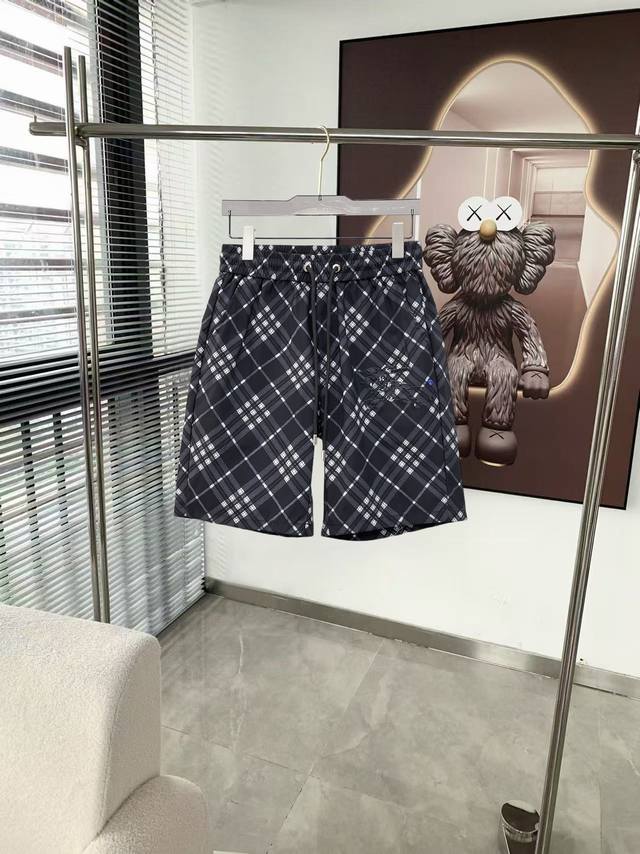 p210 巴宝莉 三标齐全 2026夏季新款男士休闲短裤，高级定制面料透气面料 透气弹力舒适度极高，细节无可挑剔，顶级辅料配备，原版Logo设计理念，手感细腻柔
