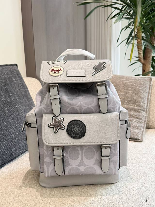 coach Sprint双肩包p270 Coach Sprint系列双肩包，浅灰色涂层帆布+皮革饰边，简约又实用！正面有品牌徽章和趣味贴布，个性满分。尺寸29×
