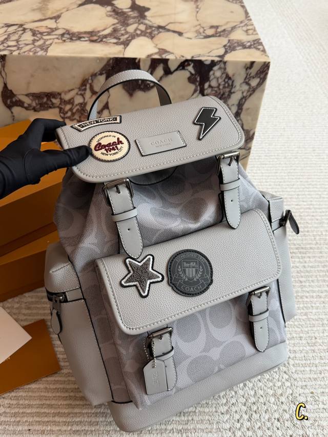 coach Sprint双肩包p270 Coach Sprint系列双肩包，浅灰色涂层帆布+皮革饰边，简约又实用！正面有品牌徽章和趣味贴布，个性满分。尺寸29×
