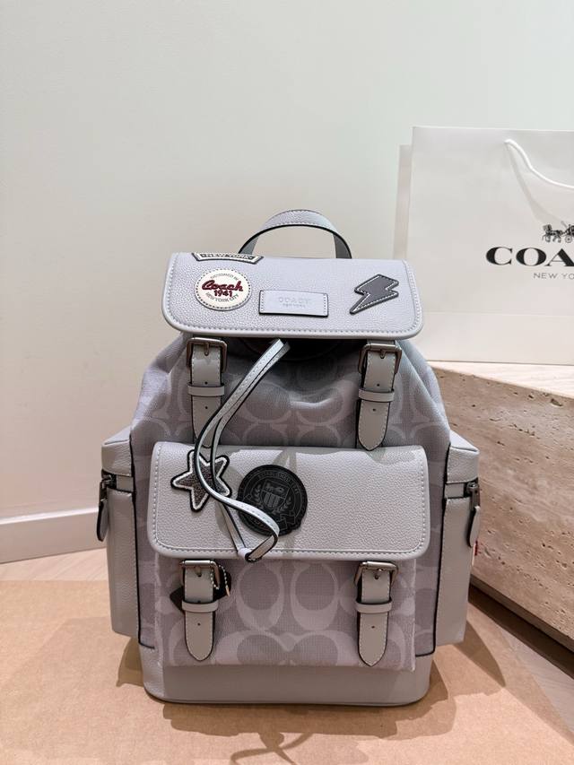 coach Sprint双肩包 p270 Coach Sprint系列双肩包，浅灰色涂层帆布+皮革饰边，简约又实用！正面有品牌徽章和趣味贴布，个性满分。尺寸29