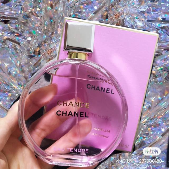 90元 专柜版～100Ml 香奈儿粉色--邂逅柔情淡香水 给人温柔十足的少女感，淡淡的香甜的味道。前调:葡萄柚木梨中调:茉莉风信子 后调:麝香鸢尾花雪松琥珀 高