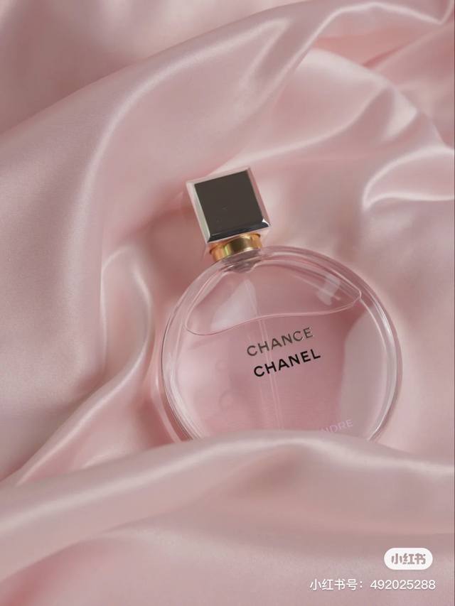 90元 专柜版～100Ml 香奈儿粉色--邂逅柔情淡香水 给人温柔十足的少女感，淡淡的香甜的味道。前调:葡萄柚木梨中调:茉莉风信子 后调:麝香鸢尾花雪松琥珀 高
