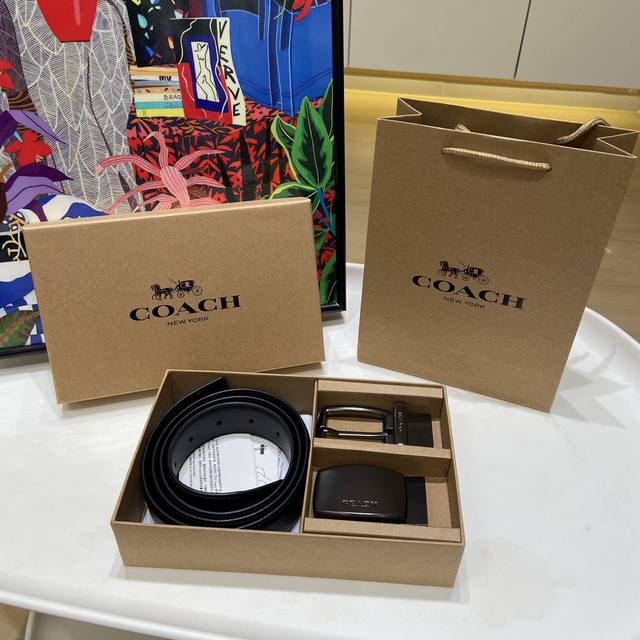 100元 新品～ 配专柜礼盒手袋！Coach 蔻驰双扣两头双面礼盒皮带，送礼佳品。带身宽度3.5Cm，可为双面用，码数统一120Cm，长度可以剪。蔻驰双面用男士