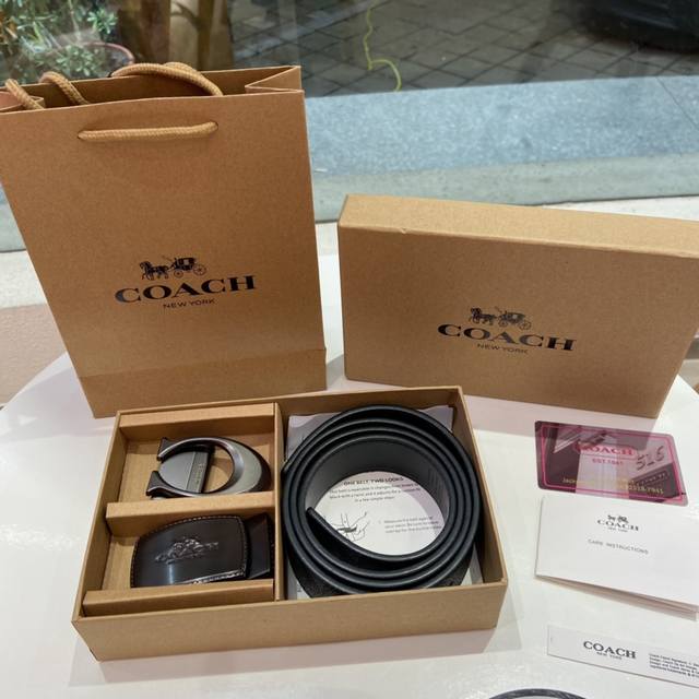 100元 上新～ 配专柜礼盒手袋！Coach 蔻驰双扣两头双面礼盒皮带，送礼佳品。带身宽度3.5Cm，可为双面用，码数统一120Cm，长度可以剪。蔻驰双面用男士