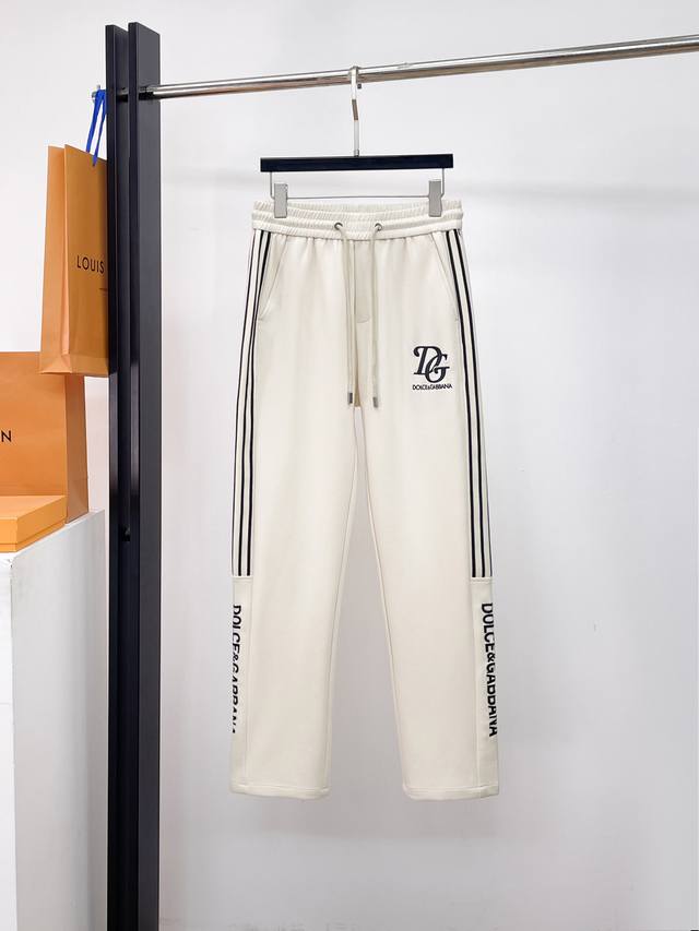p260 Dg 2026春季新款长裤休闲裤官网同步发售。品牌经典Logo休闲裤 ，定制面料，舒适度极好，手触感强烈。辨识度极高，完美品相工艺。 尺码：M-3Xl