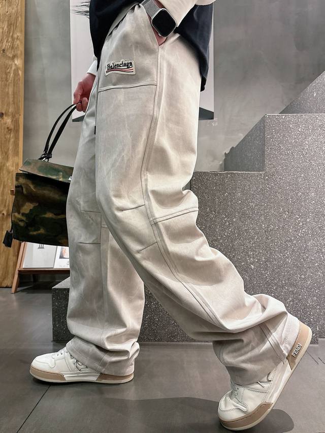 p250 巴黎世家 2026春季新款长裤休闲裤官网同步发售。品牌经典Logo休闲裤 ，定制面料，舒适度极好，手触感强烈。辨识度极高，完美品相工艺。 尺码：M-3