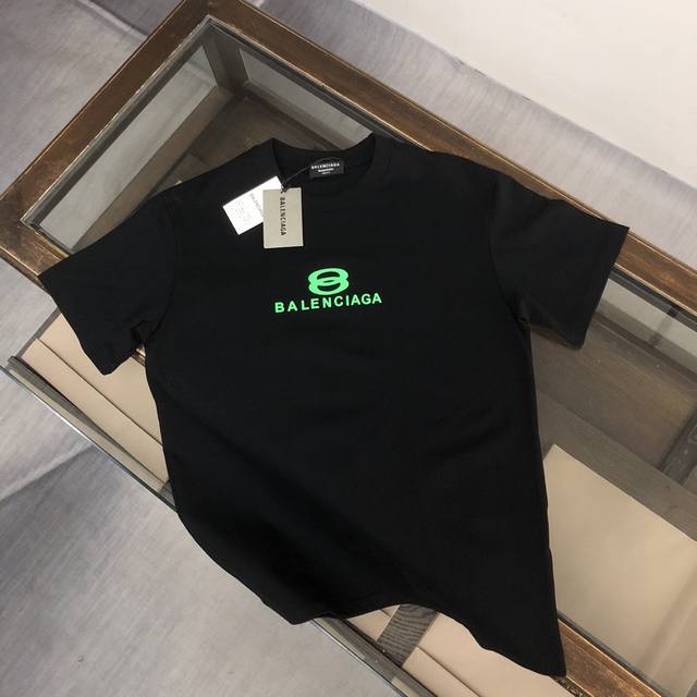 p100Balen*Ciaga 巴黎世家 26Ss最新款情侣款短袖T恤~代表性品牌印花Logo设计~面料上身舒适透气,不僵硬,修身的剪裁,采用高定定制纯棉面料! p100Balen*Ciaga 巴黎世家 26Ss最新款情侣款短袖T恤~代表性品牌印花Logo设计~面料上身舒适透气,不僵硬,修身的剪裁,采用高定定制纯棉面料!