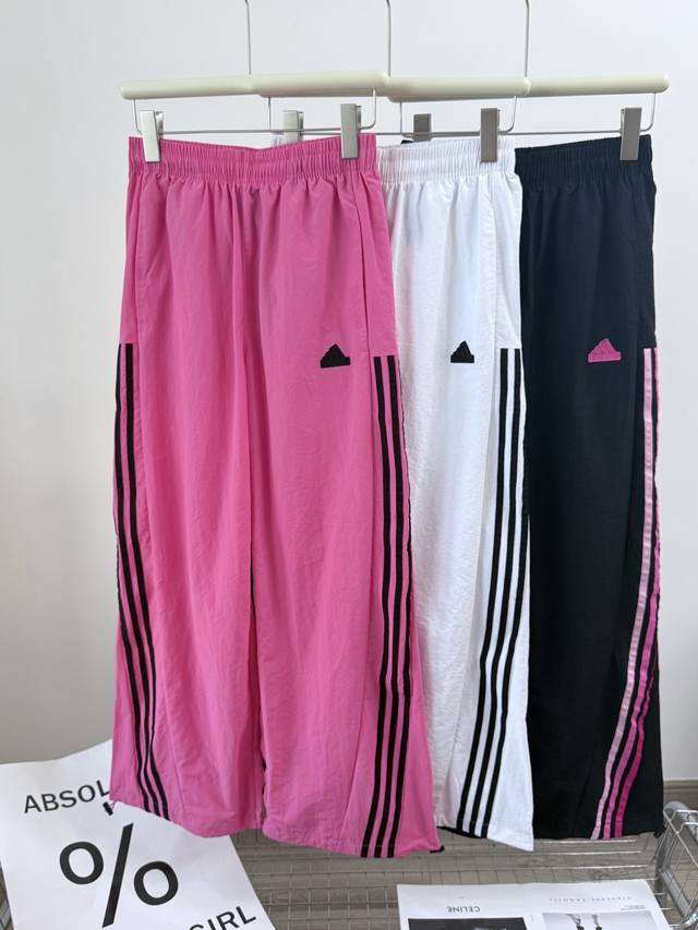新款上新 p100 Adidas Aw26新款 Ad三叶草三条杠 经典运动系列 阿迪达斯侧边织带条纹舒适亲肤阔腿休闲长裤 男女同款 这条伞兵裤的设计真的与众不同