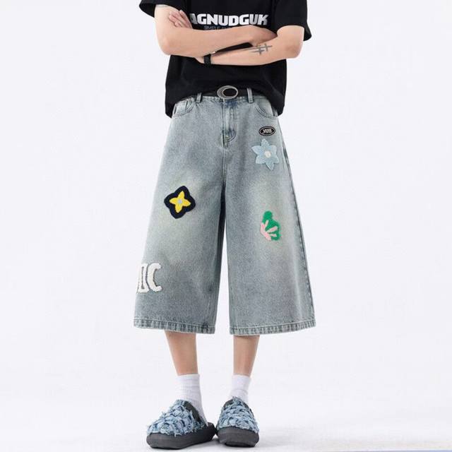 100。 Vans 万斯 夏季美式高街毛巾绣嘻哈元素牛仔裤七分裤，男女同款。 这条牛仔裤最大特色就是采用毛巾绣设计，再融入美式嘻哈元素，简直不要太时髦，裤前万斯