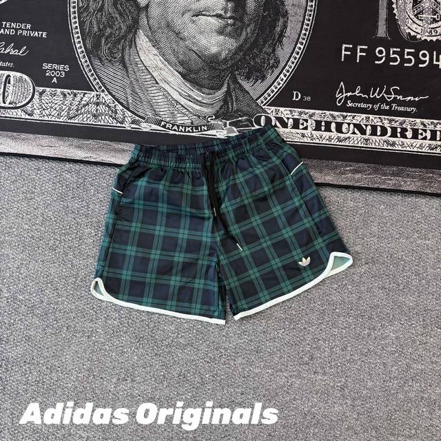 發100 -Adidas Originals阿迪达斯三叶草格纹运动短裤 -面料：采用原版一比一定织定染数码印花干面料。透气排汗，夏日久穿不闷汗、不粘身，时刻保持