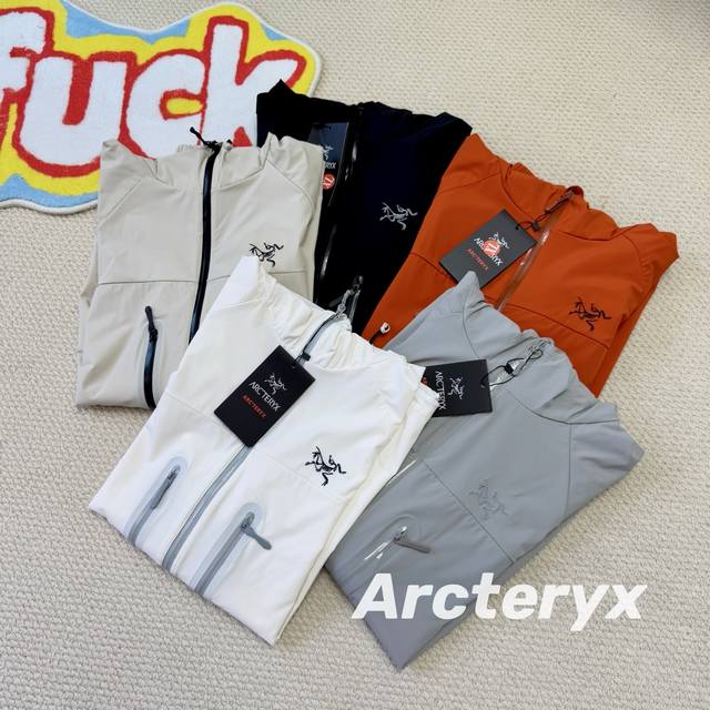 供140控160 Arc’Teryx始祖鸟 轻量防风防晒连帽户外皮肤衣 始祖鸟经典机能防晒外套，定位轻户外与城市通勤双场景，整体版型干净利落，连帽设计提升防护性