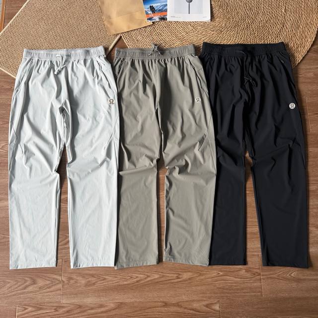 供110控130 品名：科技棉感裤 颜色：黑色 绿色 米其灰 面料名称：70D尼龙机包隐格 克重：M-5Xl 面料成分：86.2锦纶13.8氨纶 面料特性：本款