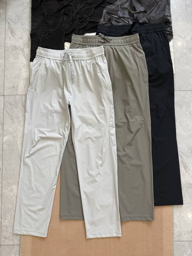 供110控130 Lululemon露露乐蒙 男士夏季轻量收口速干长裤运动休闲裤 露露夏季主打轻薄机能长裤，整体风格简洁利落，兼顾运动性能与日常穿搭。上身轻盈无