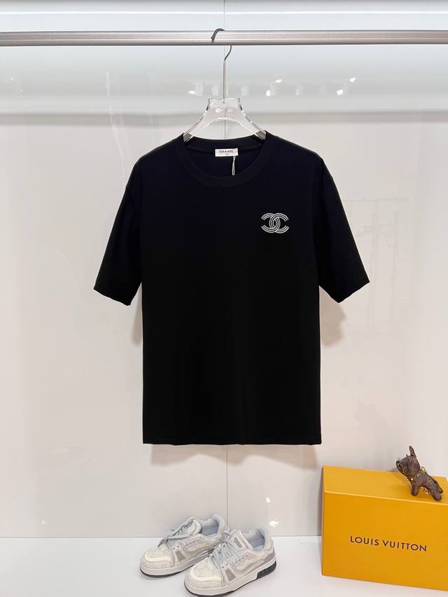 100 Chanel 香奈儿高品质300克圆领短袖T恤 品牌经典 小标刺绣字母Logo 2026Ss早春官方同步 高版本 高品质 时尚个性 百搭潮流 套装 纯原