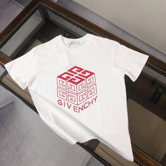 p100 Givenchy 纪梵希 夏季新款圆领短袖T恤！270克重磅高端纯棉面料，手感质感都极完美！修身裁剪设计干净利落！时尚又好看！走线做工非常精致！版型效