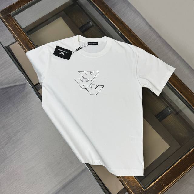 p100 Darmani 阿玛尼 26Ss最新款短袖T恤，绝对的顶级爆款，胸前立体印花Logo精美，细节处处动人，非常独特的设计，大气，简约，基础，耐看，但又独