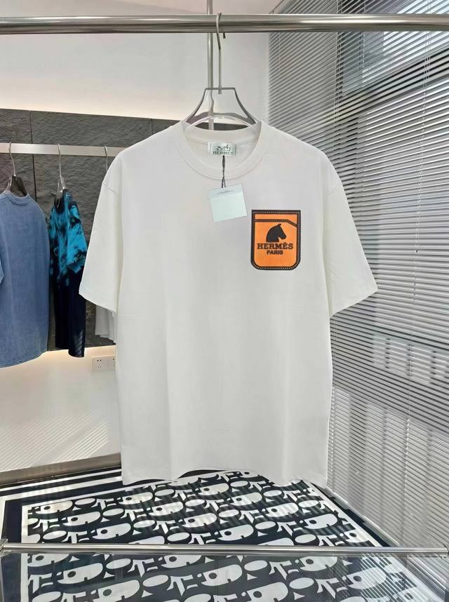 p100 爱马仕 M-Xxxl 2026春夏短袖，以厚板胶印印花主调，巧妙融入针织领口撞色元素，打破传统短袖的单调感，彰显个性与不羁。立体剪裁贴合身形，设计利落