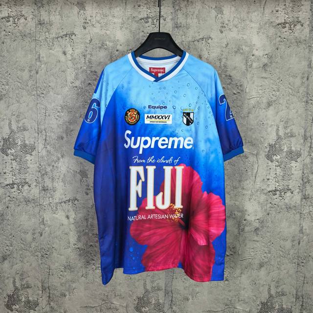 p100 Supreme X Fiji 美加墨世界杯联名合作款 Ss26 Week9 Soccer Jersey 舒适扶桑花图案水滴渐变足球衣T恤 男女同款 尺