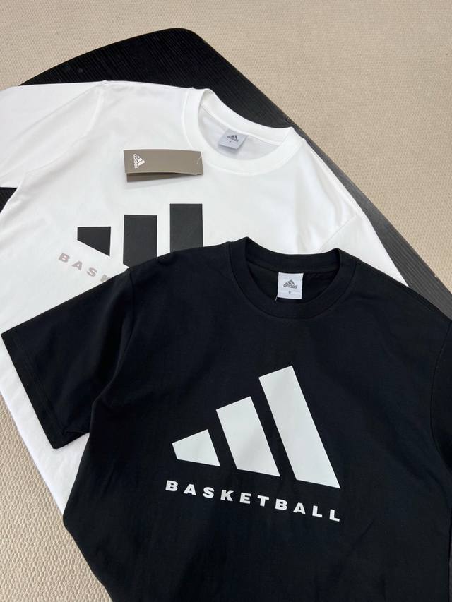 80 阿迪达斯Basketball大Logo印花短袖 采用纯棉230G双纱面料高品螺纹同步官网,螺纹是近两年巨火爆的小半高领设计,双层线包边设计,客供对色螺纹领 80 阿迪达斯Basketball大Logo印花短袖 采用纯棉230G双纱面料高品螺纹同步官网,螺纹是近两年巨火爆的小半高领设计,双层线包边设计,客供对色螺纹领
