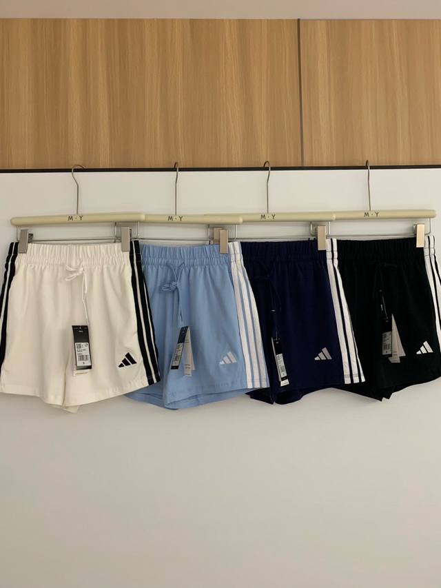 80 Adidas三叶草休闲四色运动短裤 超级百搭短裤简约又有运动感，自带复古活力氛围。 松紧抽绳腰头设计，能自由调节松紧，适配不同腰围，穿脱也很方便。 宽松微