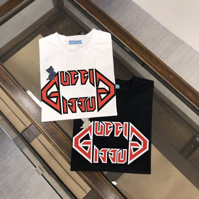 p100 Gucci 夏季新款圆领短袖T恤！高端纯棉面料，手感质感都极完美！修身裁剪设计干净利落！时尚又好看！走线做工非常精致！版型效果超赞！而且透气性能超强！