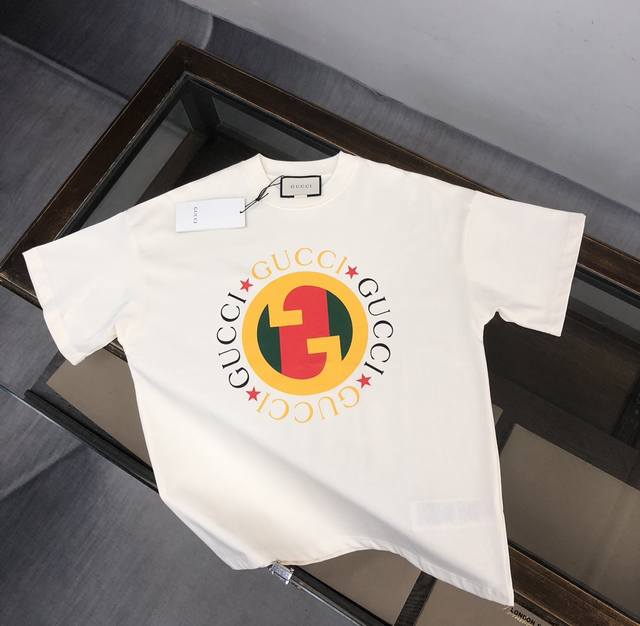 p100 Gucci 夏季新款圆领短袖T恤！高端纯棉面料，手感质感都极完美！修身裁剪设计干净利落！时尚又好看！走线做工非常精致！版型效果超赞！而且透气性能超强！