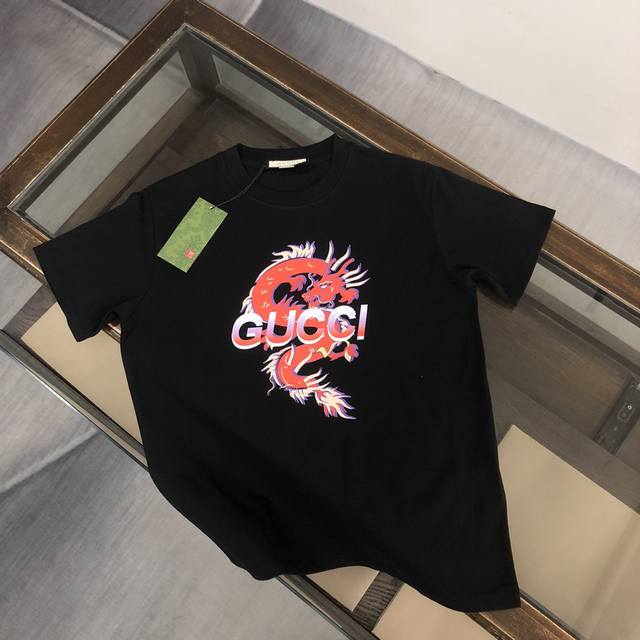 p100 Gucci 夏季新款圆领短袖T恤！高端纯棉面料，手感质感都极完美！修身裁剪设计干净利落！时尚又好看！走线做工非常精致！版型效果超赞！而且透气性能超强！