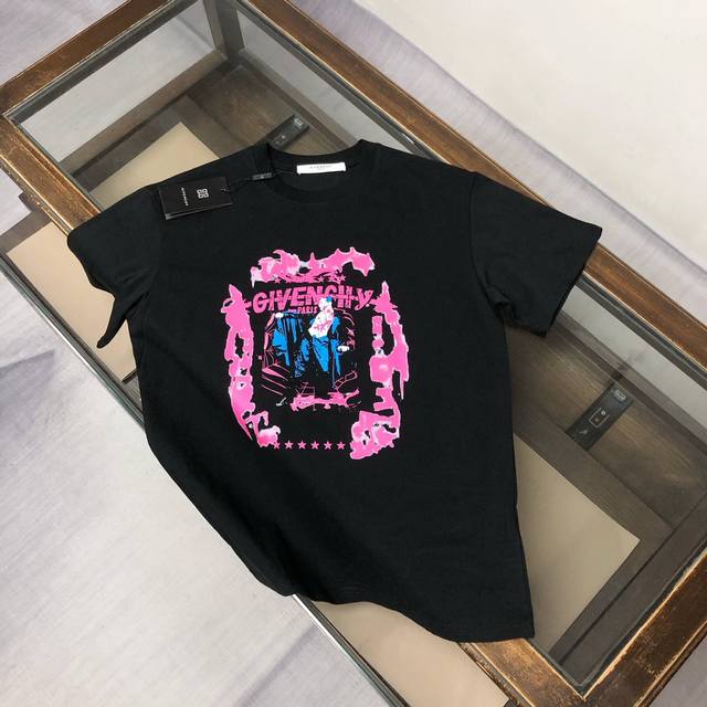 p100 Givenchy 纪梵希 夏季新款圆领短袖T恤！270克重磅高端纯棉面料，手感质感都极完美！修身裁剪设计干净利落！时尚又好看！走线做工非常精致！版型效