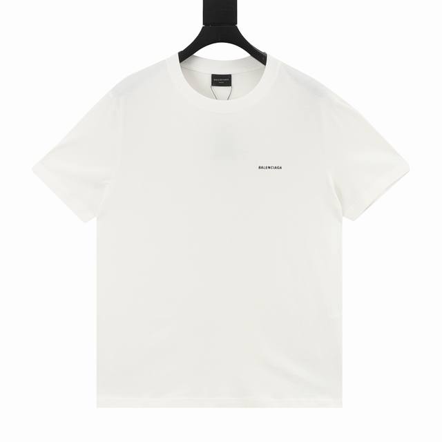 180 Balenciag 新款小字母刺绣Logo工装T恤。极简即高级，这件巴黎基础T自带老钱松弛气场。胸口精致低调的品牌标识，利落修身剪裁，软糯棉质，适配所有