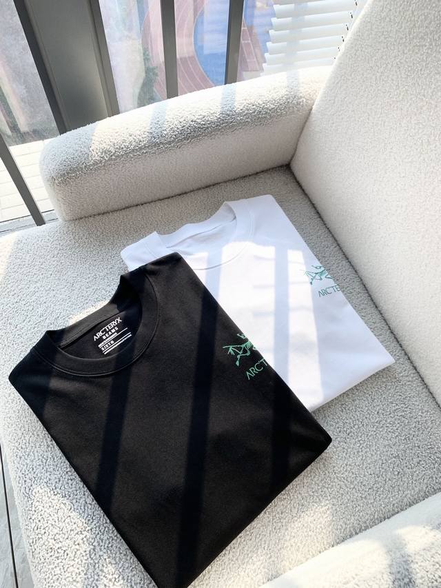 p100 始祖鸟 春夏男女同款情侣款最新的贸易订单短袖T恤,全品相!!网红款!采用Logo图案压胶设计!上身舒适透气,不僵硬,整体有着丰富的立体感,品质出口订单 p100 始祖鸟 春夏男女同款情侣款最新的贸易订单短袖T恤,全品相!!网红款!采用Logo图案压胶设计!上身舒适透气,不僵硬,整体有着丰富的立体感,品质出口订单