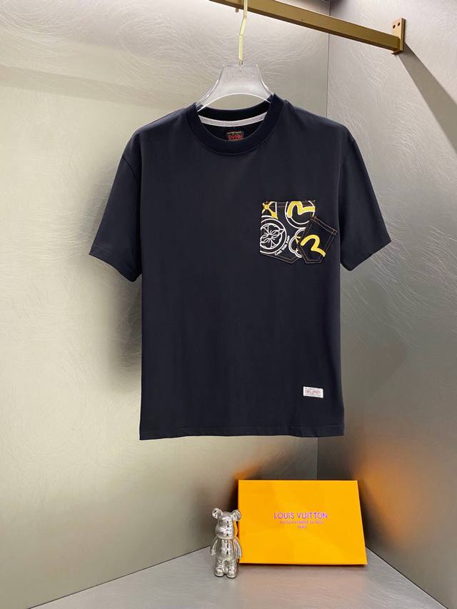特价60 Evisu 2025福神多口袋T恤 高版本高品质采用纯棉双纱260克面料 男女同款 这件T恤剪裁宽松版形。 颜色：黑 尺码：S-Xl