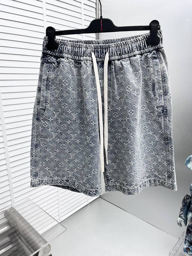 p210 1V* 2026夏季新款休闲短裤！品牌经典Logo休闲裤 ，定制面料，舒适度极好，手触感强烈。辨识度极高，完美品相工艺。 尺码：M-3Xl