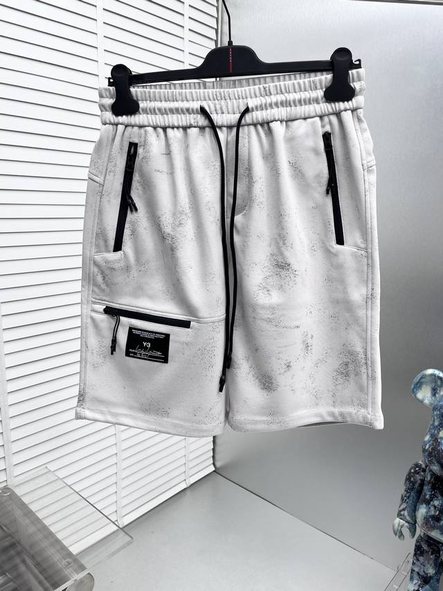 p210 Y-3* 2026夏季新款休闲短裤！品牌经典Logo休闲裤 ，定制面料，舒适度极好，手触感强烈。辨识度极高，完美品相工艺。 尺码：M-3Xl