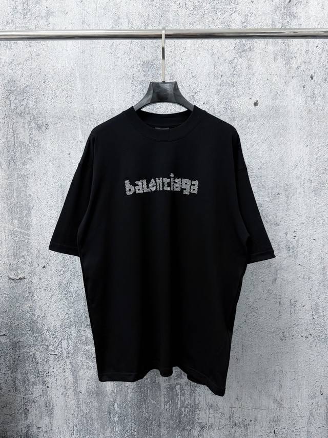 p100 Balancege 巴黎世家新水晶钻短袖 男女同款！ 采用32支双纱 260克重面料 进口针织针梳棉进行制作，厚度适中，有垂感又有轮廓型，上身就是一个