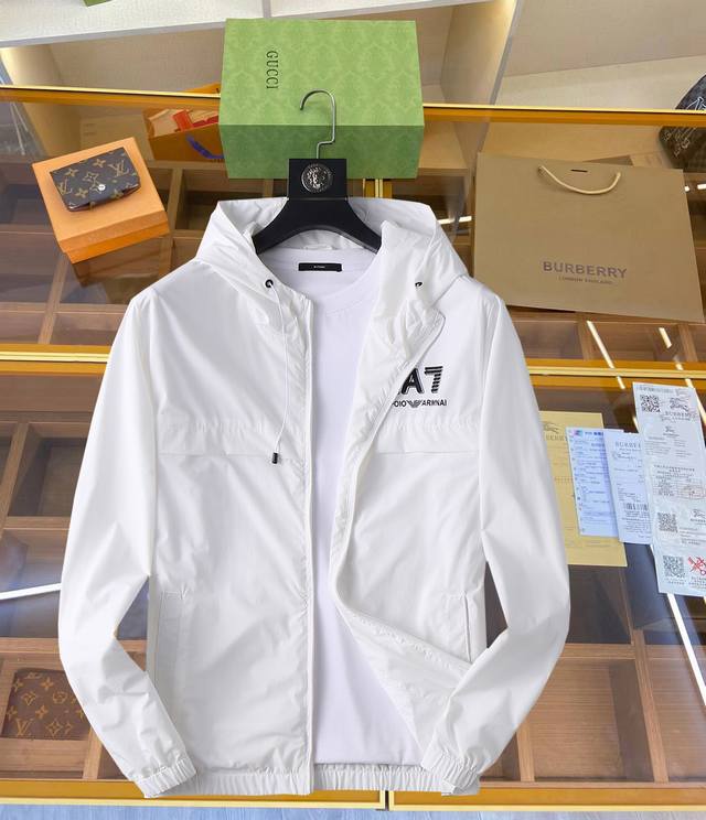 p350 阿玛尼 2026开春新款男士夹克外套，原单三标齐全高端版本！专柜定制面料 透气舒适度高，细节无可挑剔，品牌元素设计理念，专业代购级体现高品质。手感细腻