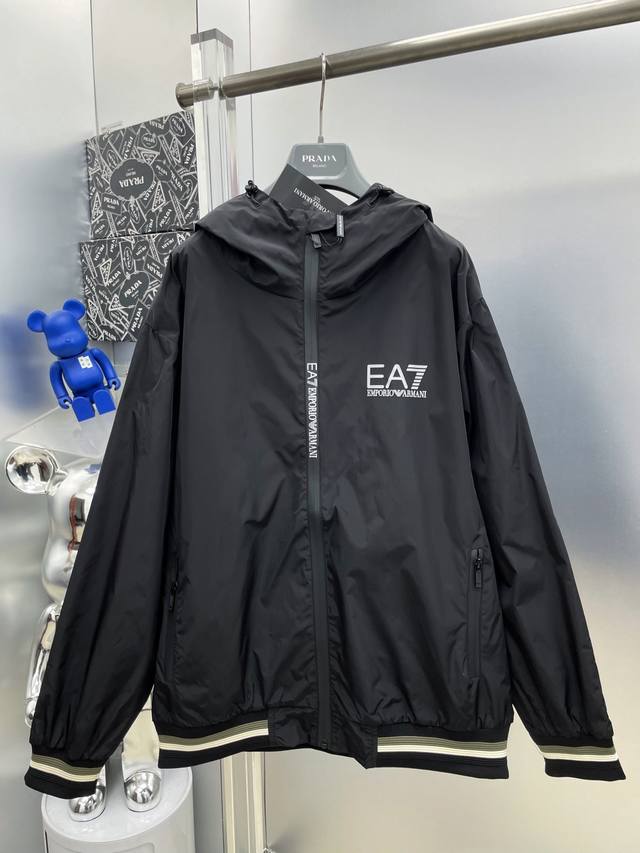 p380 阿玛尼 阿玛尼 2026春秋新品字母印花风衣连帽外套 S 进口原版科技面料，上身舒适透气，百搭不挑人，时尚都市成功男人必备！胸前精致工艺Logo，独特