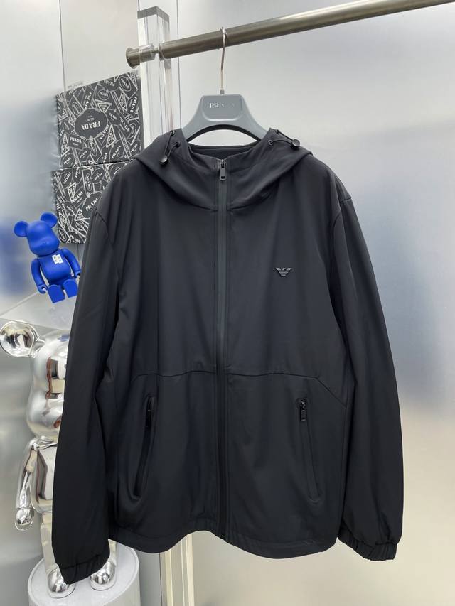 p350 Arma阿玛尼 2026春秋新品徽标时尚休闲夹克风衣外套 S 进口原版科技面料，上身舒适透气，百搭不挑人，时尚都市成功男人必备！胸前精致工艺Logo，