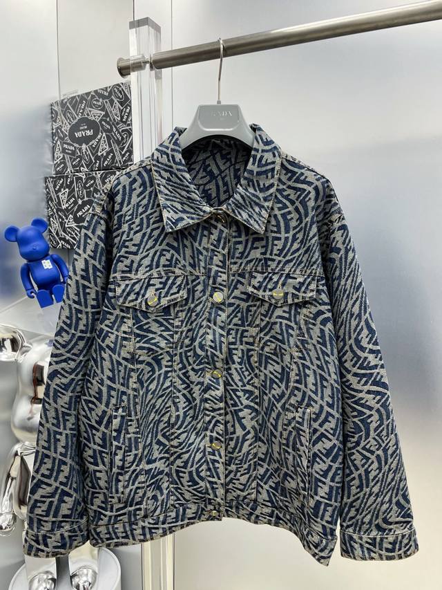p400 芬迪 新款满印老花字母Logo 夹克牛仔外套 S 秀场新品品相非常完美，穿着舒适保暖，原单三标齐全 非常出彩的设计，轻松将时髦感进阶，做工极为考究严谨