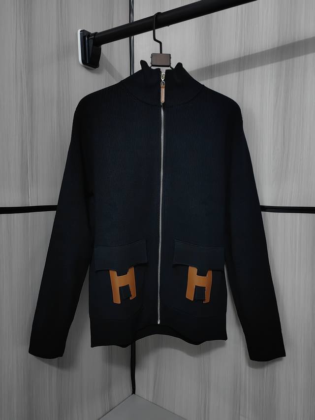p190 Hermes 爱马仕秋冬装男女同款开衫，上身显年轻时尚， 前幅大口袋设计，年年都穿的经典款必须选择品质全部对色定染含羊毛的棉纱线，柔软亲肤，双层针织很