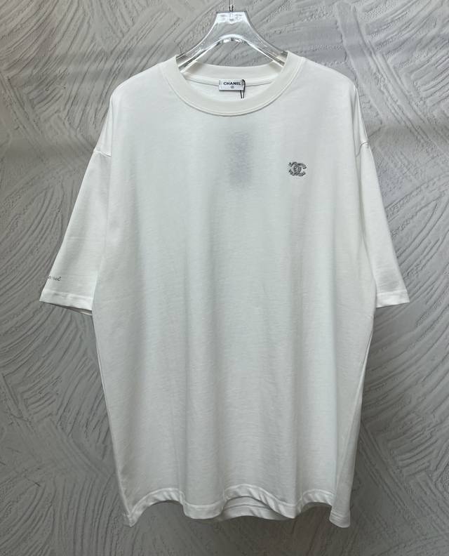 p100 Chanel赛琳小香银色金属软线刺绣短袖 吸湿排汗 宽松的T恤版型裁剪 比一般休闲T恤要宽松些 Oversize的街头达人风格 选用高克重进口针织棉布