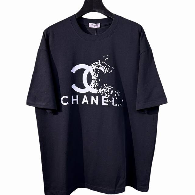 p100 Chanel 香奈儿 最新款潮牌情侣款，经典Logo印花圆领T恤，春夏新品！高品质280克纯棉面料，时尚百搭经典潮款 ，穿着舒适，透气 时尚，不失个性