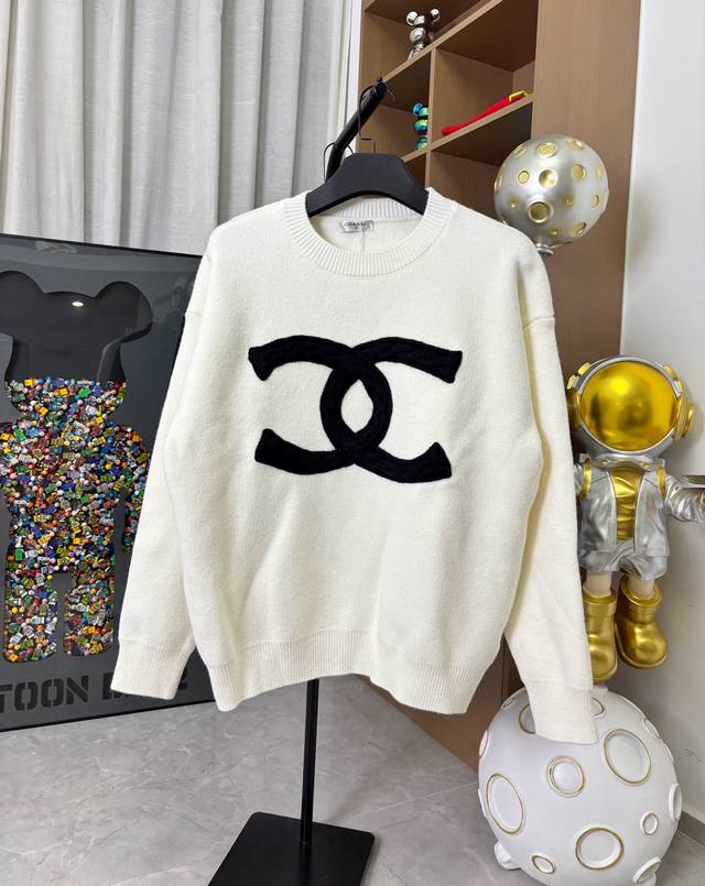 特价p120 只剩黑色L 特价不退换 款号:Dc 239# 香奈儿经典款老花Logo圆领针织套头毛衣 香奈儿经典款系列 针织的材质舒适又保暖 面料羊毛圈圈纱 纱