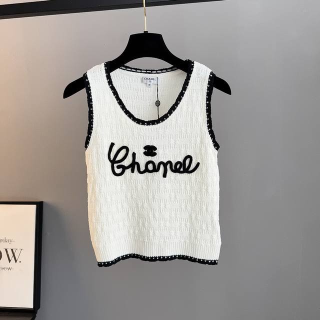 230 Chanel香奈儿 Chanel 撞色针织背心 小香风的精致甜酷感 黑底白边撞色设计 自带经典小香风辨识度 肌理感针织面料 透气亲肤 自带软糯质感 胸前