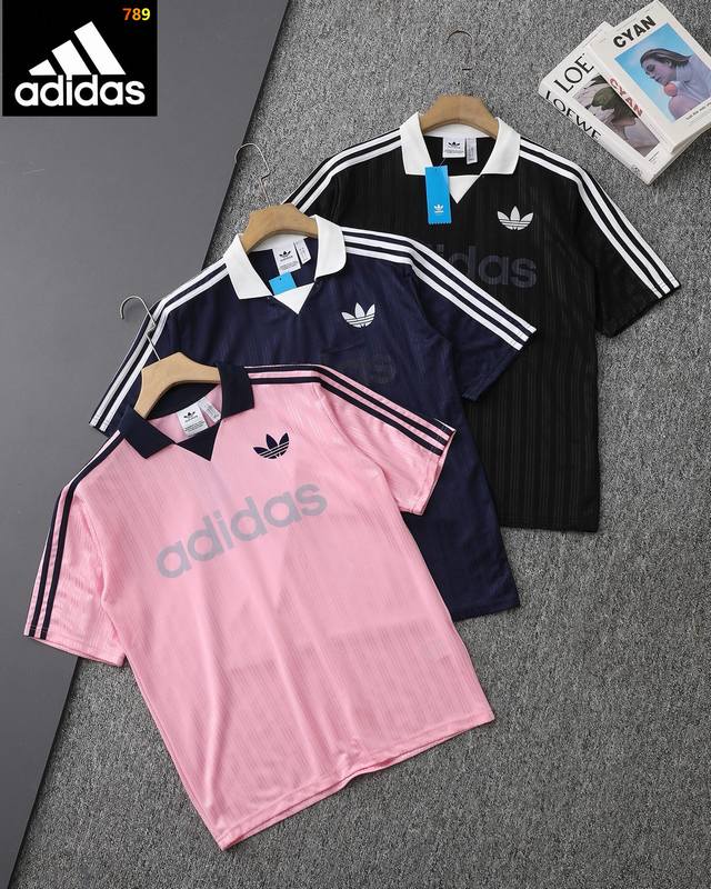 p140专柜原版 Adidas 阿迪达斯三叶草足球宝贝polo领T恤！ 2026世界杯足球宝贝甜美出镜，复刻经典运动基因，彰显独特态度， 经典的三叶草Logo，