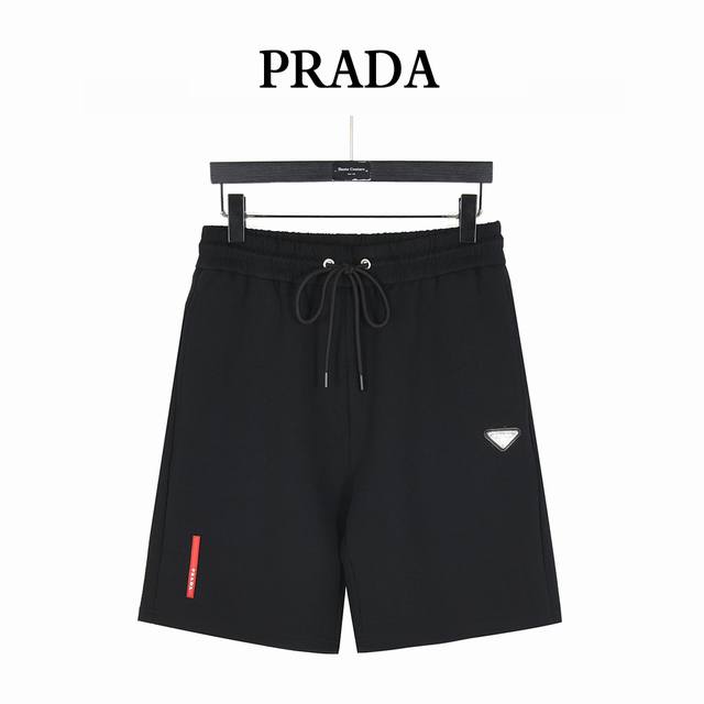 200 prada 普拉达 25Ss 金属三角标红胶条Logo短裤 男女同款全新美学灵感趣味设计,渠道性质精品。让整体造型设计更加优雅时尚， 今夏最火系列，无数