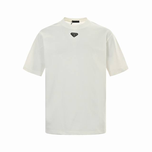 160 prada 普拉达 23Ss 领口三角标短袖 简约百搭经典~神T金属三角标胸前小口袋设计，简约又高级的设计！ 采用260G双纱纯棉面料，洗水后达280G