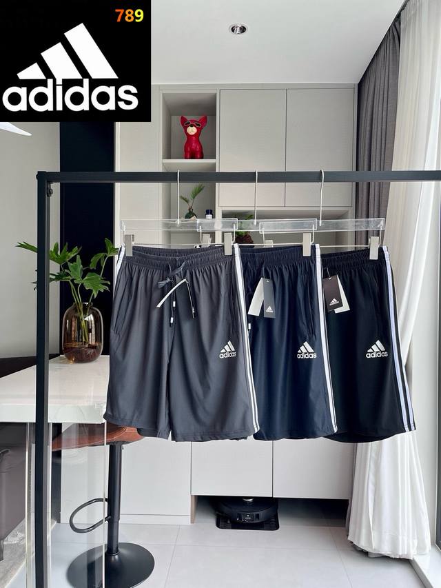 p130 阿迪三条杠冰丝短裤 阿迪达斯Adidas三条杠冰丝运动短裤五分裤，冰凉透气，立体剪裁，版型舒适，显高显瘦，高街潮流痞帅风，不挑腿型，舒适亲肤，非常好搭