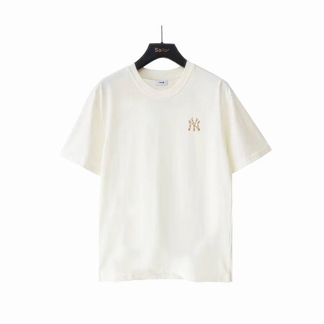 140 实拍细节图+尺码表 Mlb 前贴布后刺绣Logo字母T恤 五一穿Nyt恤旅游的血泪史：在长城被当移动路标？？ **正文：** 是谁五一穿着新买的Nyt恤